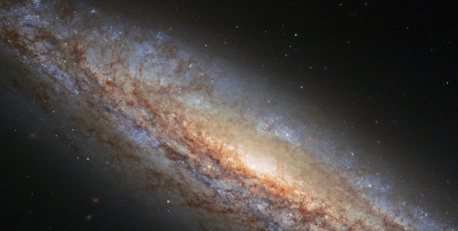 Галактика LEDA 42975, телескопа Хаббл, спиральная галактика