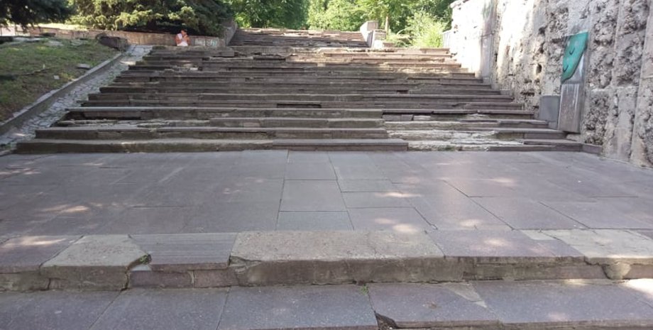 Ступеньки долгое время были аварийными, они сделаны из гранита