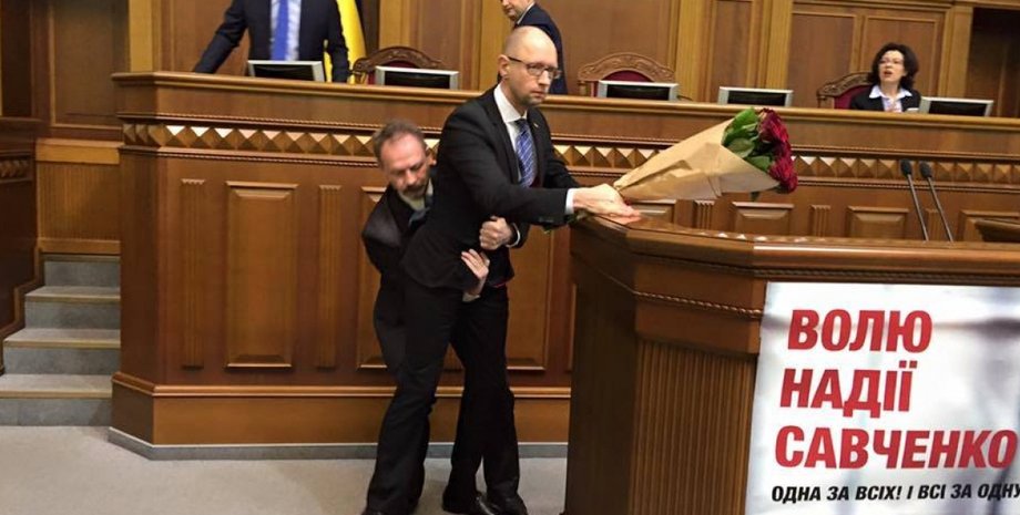 Депутат Барна выносит Яценюка из-за трибуны / Фото:  facebook.com/ir.suslova