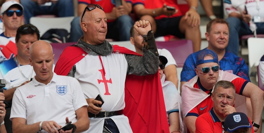 болельщик сборной англии, футбольный фанат в костюме крестоносца