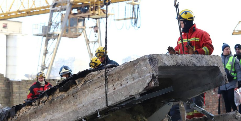 Взрыв на бывшем заводе в Киеве