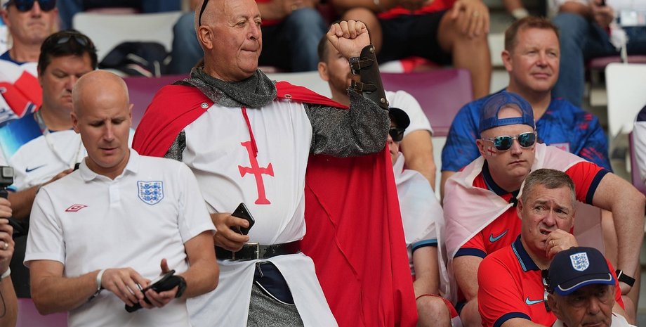 болельщик сборной англии, футбольный фанат в костюме крестоносца