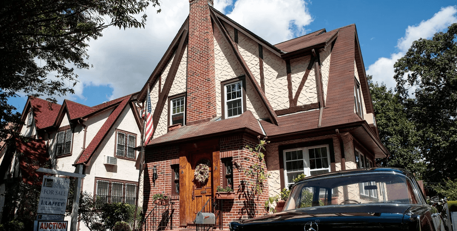 Дом детства Дональда Трампа, дом, жилье, недвижимость, аренда дома, продажа дома, заброшенный дом, соседи ухаживали за домом, бездомные кошки, президент США,