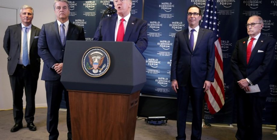 Дональд Трамп и Роберту Азеведу (слева от трибуны). Фото: OANN