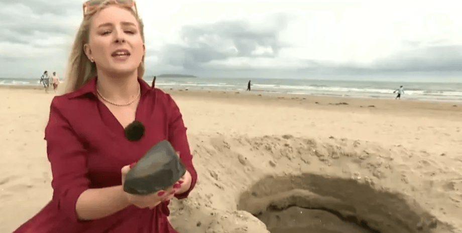 Яма на пляже, "кратер метеорита", пляж, загадка кратера, след космического метеорита, метеорит упал на пляж, выкопали яму