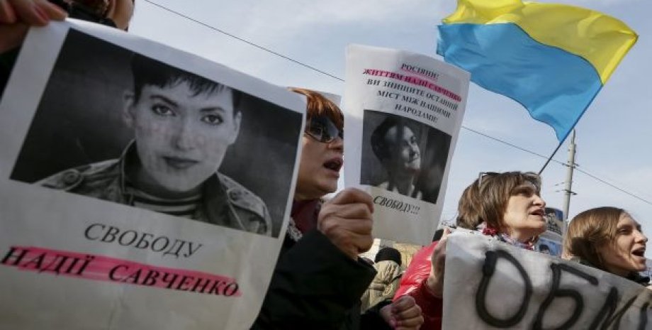 В Киеве под посольством РФ требуют освобождения Надежды Савченко / Фото: REUTERS