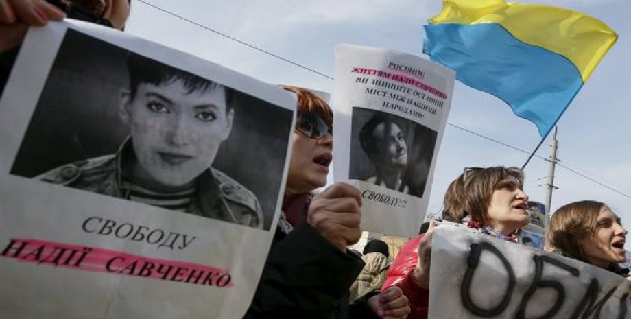 В Киеве под посольством РФ требуют освобождения Надежды Савченко / Фото: REUTERS