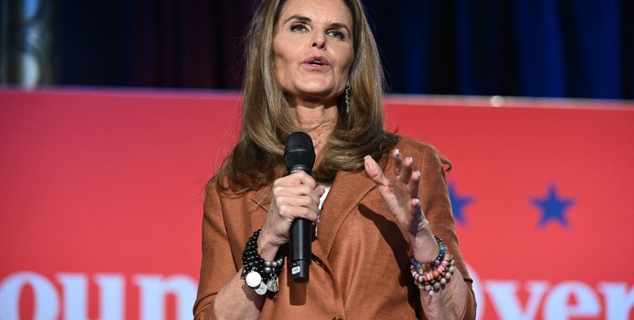 Мария Шрайвер, сцена, микрофон