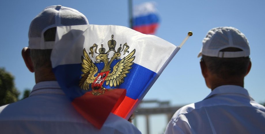 прапор РФ, людина з прапором Росії, символіка Росії, Російська символіка, Російський прапор