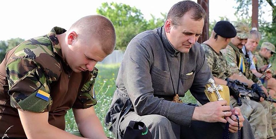 Священик і військові