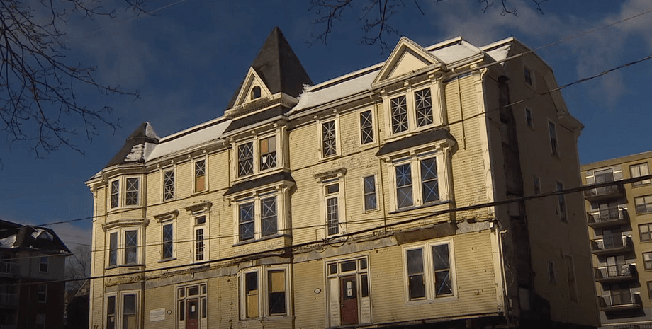 Готель у Канаді, перенесли будівлю, 220-тонн, старовинний готель, перевезли на милі, перевезли цілу будівлю, хотіли знести, будинок