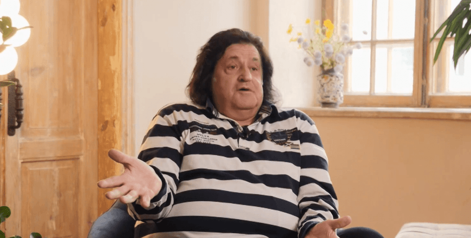 Иво Бобул сидит в полосатой кофте