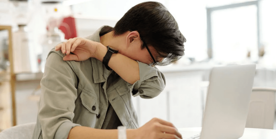 чихание мужчина