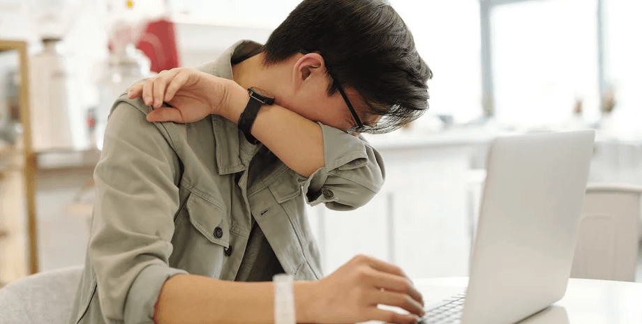 Рентген, снимок горла, чихнул и порвал горло, сдержал сильный чих, изменился голос, спонтанный разрыв гортани, чихание