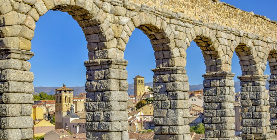 римские акведуки, античные инженерные чудеса, системы водного транспорта, римские инновации, строительство акведуков, гравитационное проектирование, римские инженерные инструменты, подземные водные каналы, вечное архитектурное наследие, археология