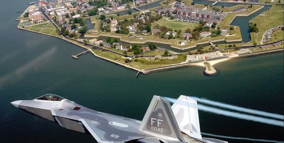 літак США,  авіабаза Ленглі, НЛО авіабаза США, Пентагон про НЛО, рій дронів авіабаза США, Кріс Меллон про НЛО, Кріс Меллон про дрони, Кріс Меллон авіабаза Ленглі