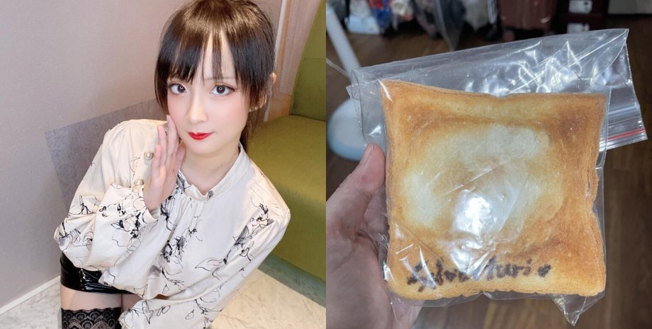 Модель продает хлеб, тост с ногами, странности в интернете, необычных товар, наступает ногами на хлеб, ноги модели, косплеер