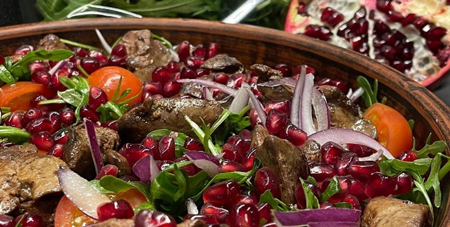салат, салат із гранатом, салат із печінкою та руколою