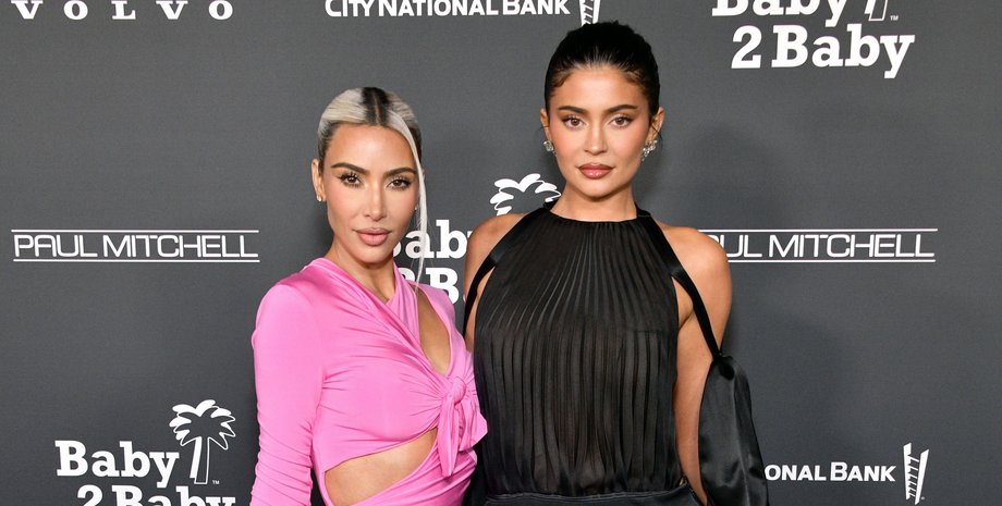 Baby2Baby, ким кардашьян, кайли дженнер, розовое платье, Loewe, Balenciaga, крис дженнер