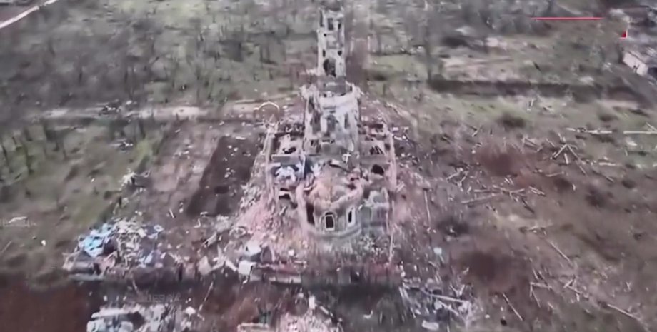 Le conchiglie russe hanno distrutto la chiesa, che è stata costruita per i soldi...