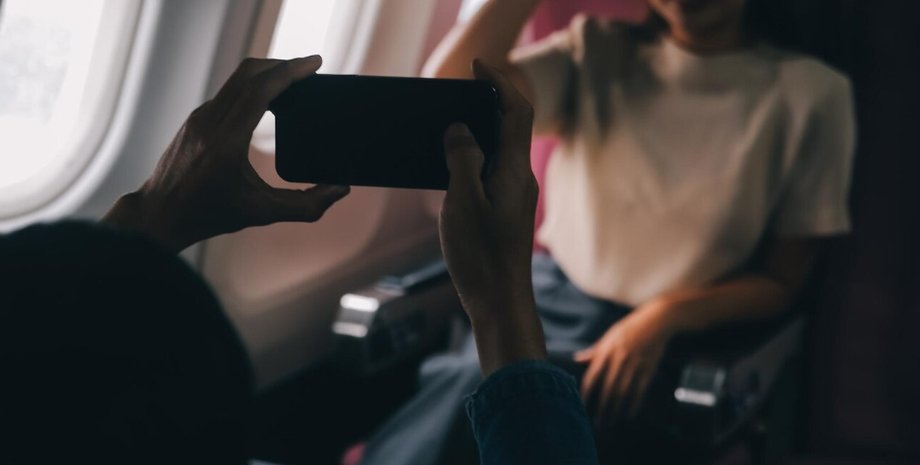 Блогерша снимала ролик и мешала соседке в самолете: ее показательно проучили