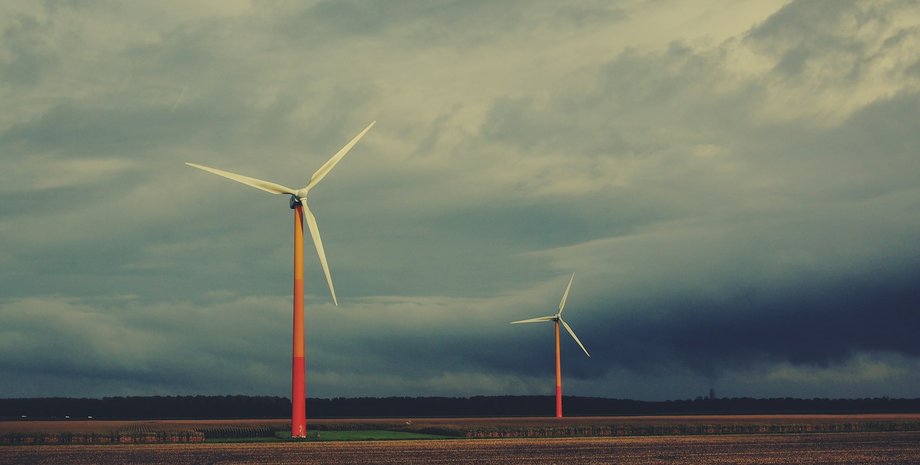 ветряные турбины в поле