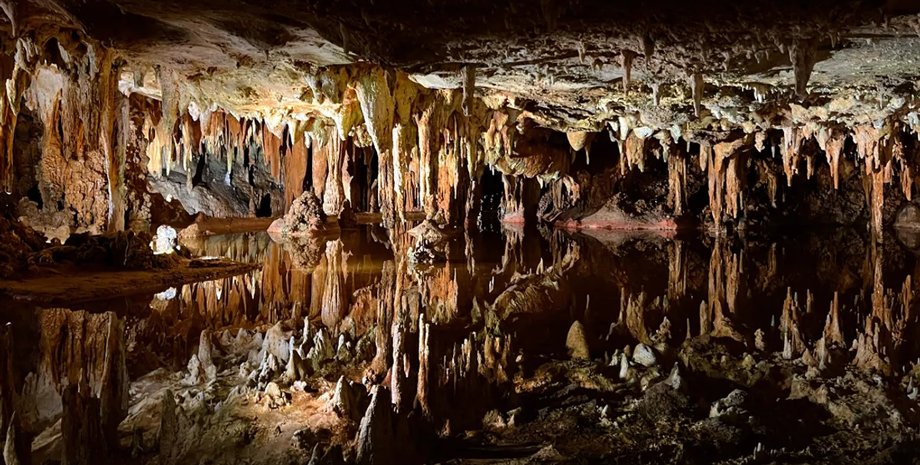 печера сталагміти