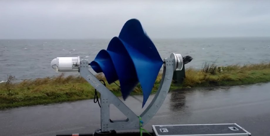 Вітряна турбіна LIAM F1 UWT на березі моря в Нідерландах