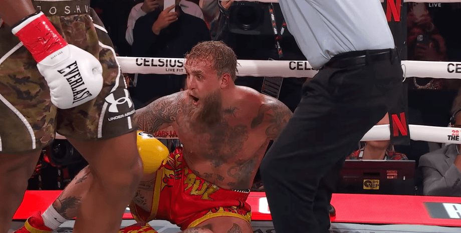 Джейк Пол в первые секунды после нокаута Джейк Пол бой с Джошуа