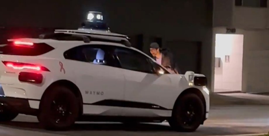 безпілотне таксі Waymo, безпілотний автомобіль, напад на безпілотне таксі