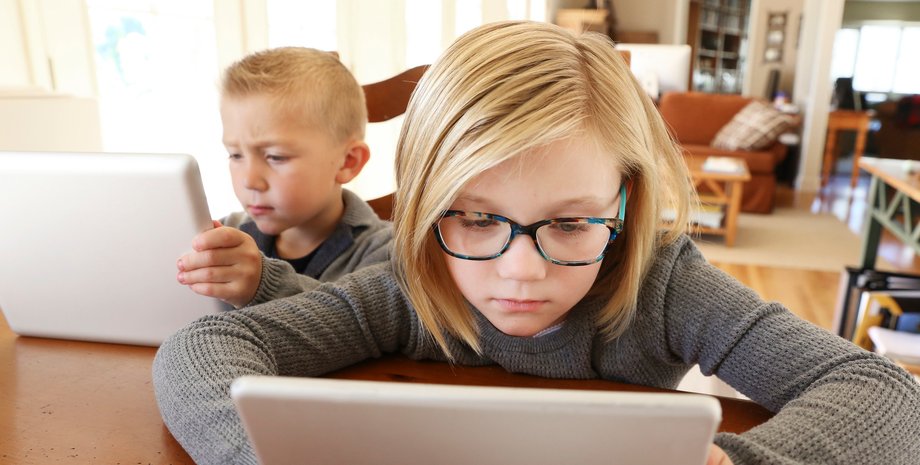 Ілюстративне фото дітей, що користуються планшетом з платформи Getty Images