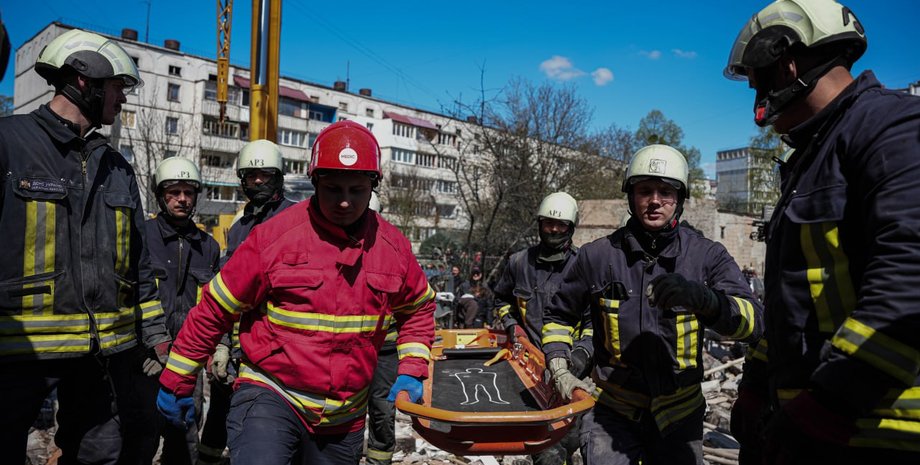 Умань, ракетный удар, многоэтажка, спасатели, ГСЧС, обстрел Умани, Умань жертвы