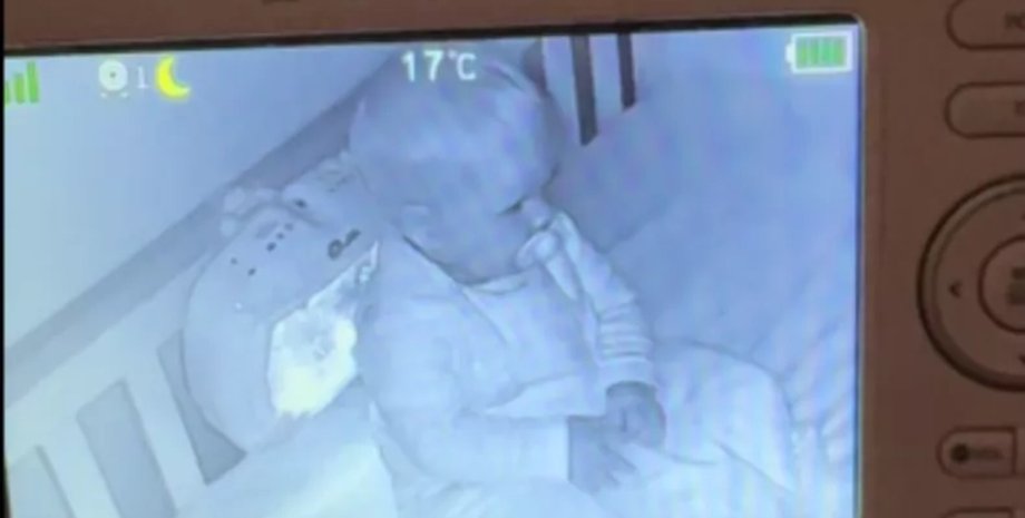 Ребенок на камере наблюдения, мама испугалась за дочь, девочка в кроватке, вирусное видео, TikTok мама и дочь, малыш проснулся ночью
