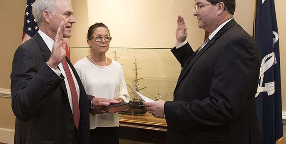 Ричард Спенсер (слева) / Фото: navy.mil