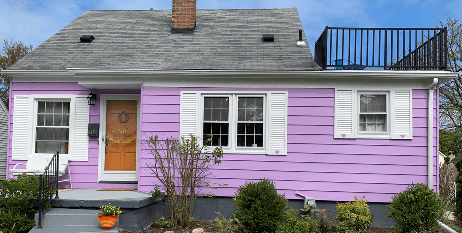 У США фіолетовий будинок викликав здивування у сусідів, і один із них залишив зворушливий подарунок