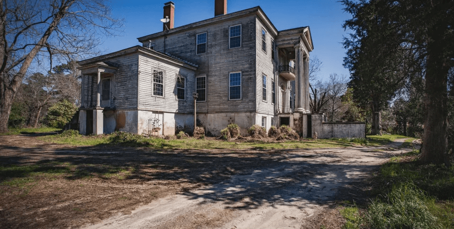 Заброшенный особняк с кладом, старинное сокровище, зарытое золото, роскошный особняк, особняк с историей, заброшенный дом