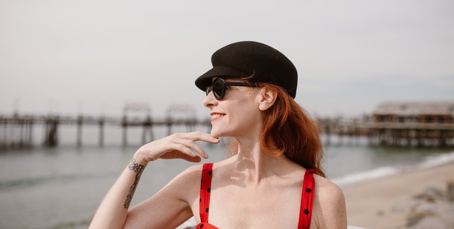 девушка в сарафане и кепи