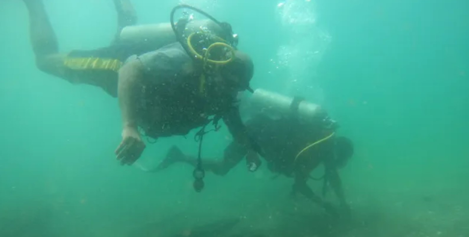 дайверы аквалангисты под водой