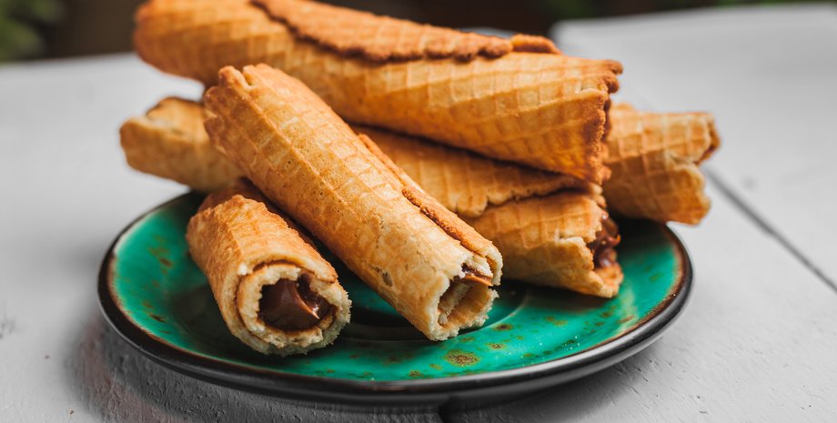 Вафельные трубочки, рецепт вафельных трубочек, трубочки со сгущенкой, простое приготовление трубочек с начинкой