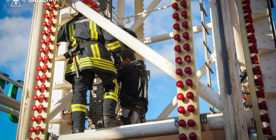 Рятувальники зняли з атракціону чотирьох дітей