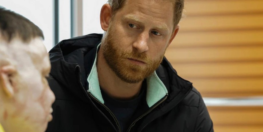 Принц Гаррі розмовляє з постраждалим внаслідок російської агресії