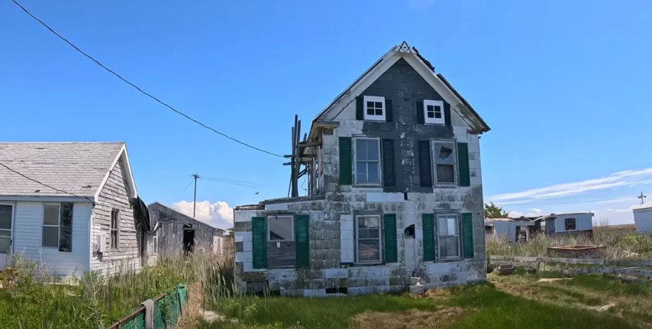 Отдаленный остров в США, развалюха, заброшенный дом, постройка в плохом состоянии, течет крыша, старый дом, семейный дом