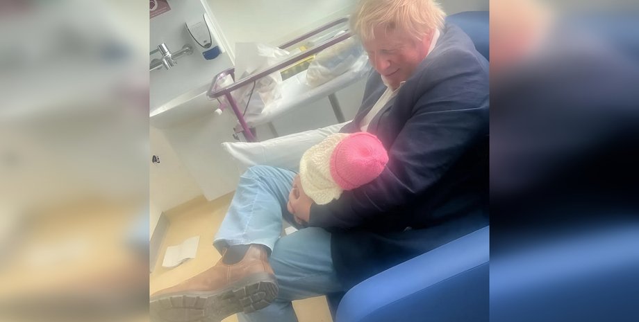 Экс-премьер Великобритании Борис Джонсон в четвертый раз стал отцом и отпраздновал с семьей появление нового члена семьи