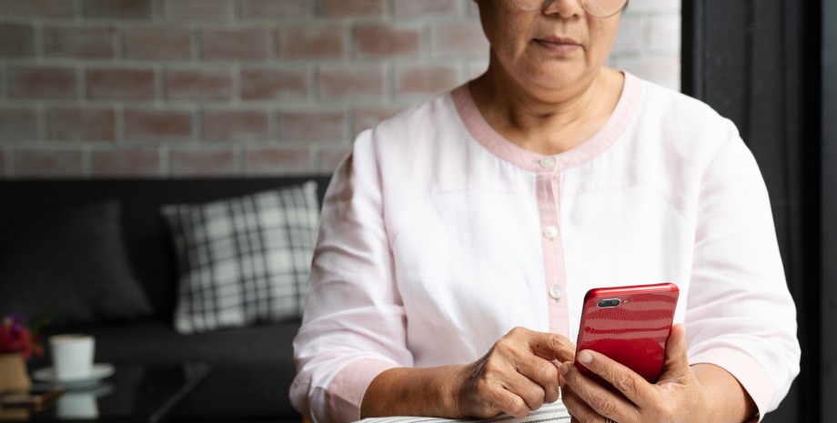 пенсии в Украине женщина, комната, смартфон