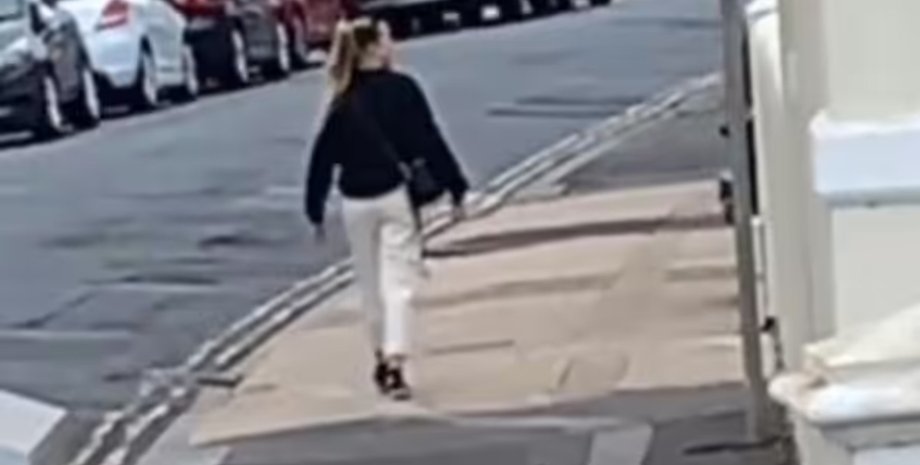 Женщина замерла посреди улицы, соцсети, вирусное видео, TikTok, застыла во времени, сбой в матрице, матрица, замерла,