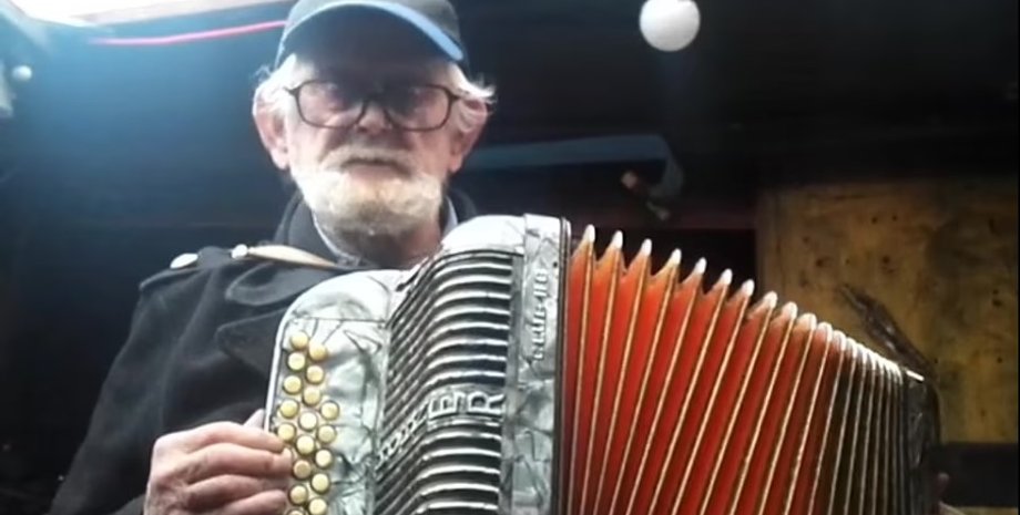 Томас О'Хэллоран, уличный музыкант,