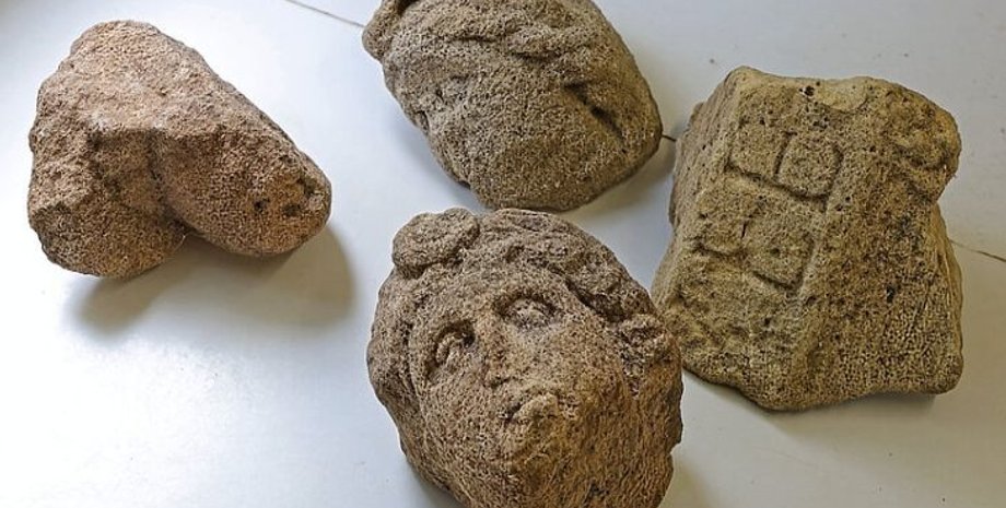 археологи, археологія, Німеччина, розкопки, Гехінгем, міфологія, різьблення, рельєфи, сцена, музей, знахідка, колона, артефакт, боги, пам’ятник