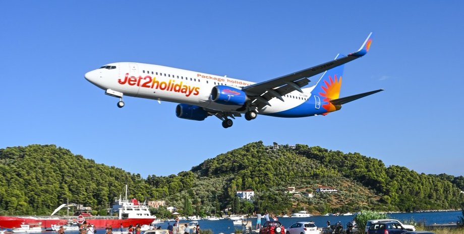 Лайнер авиакомпании Jet2, следовавший из Эдинбурга на Ибицу, посадили из-за сексуального преступления, курьез на борту, приколы, фото