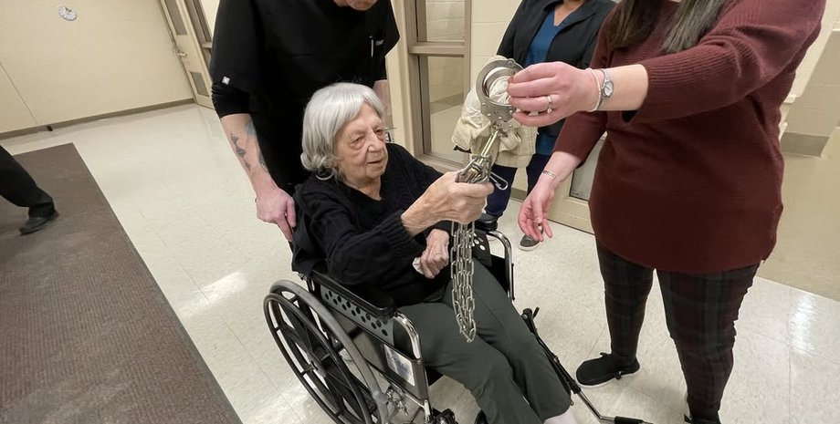 Женщина отпраздновала свое 104-летие в тюрьме и назвала простой секрет долгой и счастливой жизни