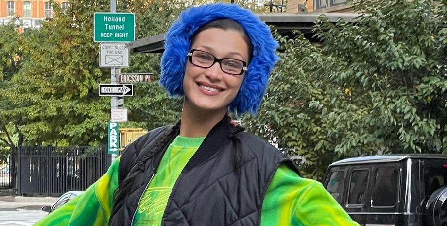 белла хадид, модный образ, модные тренды, пушистые наушники, тренды сезона